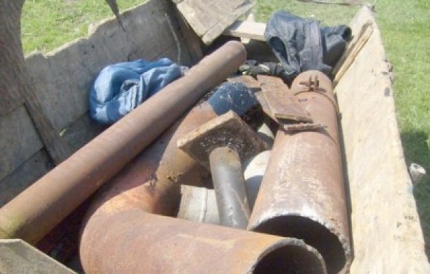 Prinşi în timp ce furau pe bucăţi balustrada stadionului